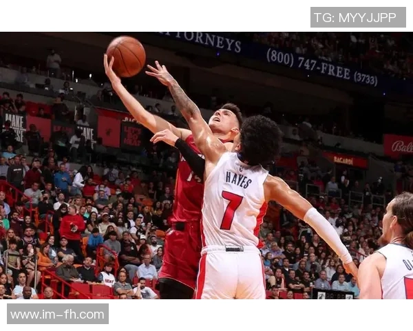 热火队斯波称赞热巴韦尔在篮板拼抢中的统治力对球队至关重要