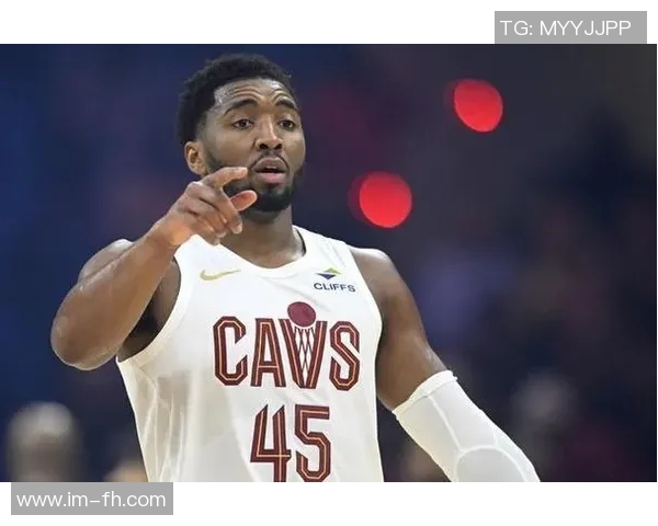 米切尔半场表现稳定15分钟内高效砍下14分2板助力球队进攻